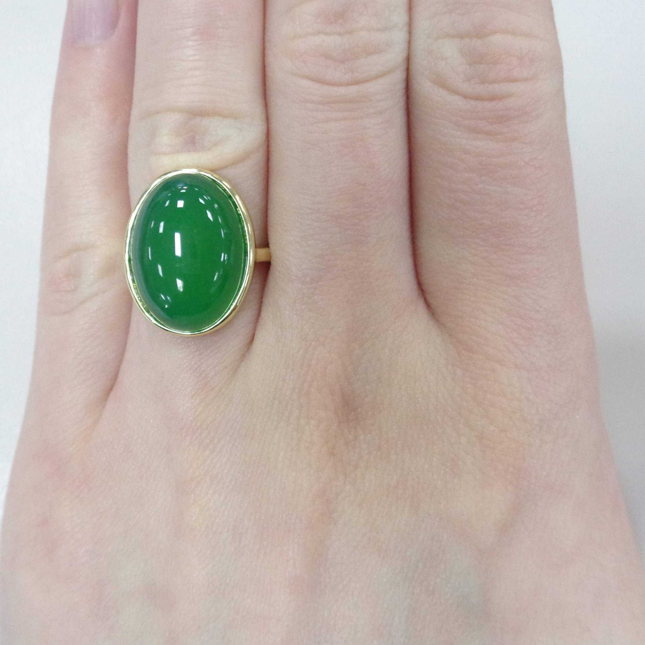 Серебряное кольцо с зеленым халцедоном